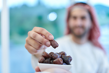 Image showing Muslim couple sharing dates for starting iftar