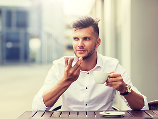 Image showing man with coffee and smartphone at city cafe