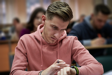 Image showing the student uses a smartwatch in math class