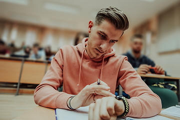 Image showing the student uses a smartwatch in math class