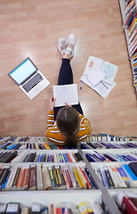 Image showing the student uses a notebook and a school library