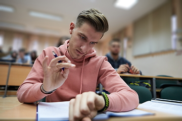 Image showing the student uses a smartwatch in math class