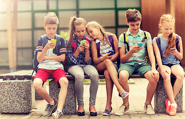 Image showing elementary school students with smartphones