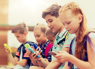 Image showing elementary school students with smartphones