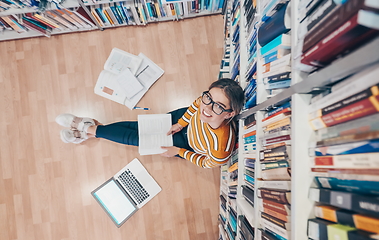 Image showing the student uses a notebook and a school library