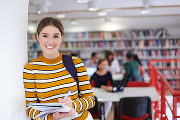 Image showing the student uses a notebook and a school library