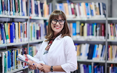 Image showing the student uses a notebook and a school library