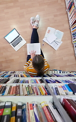 Image showing the student uses a notebook and a school library