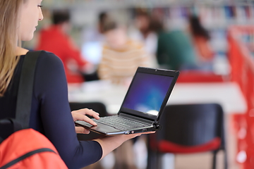 Image showing the student uses a notebook and a school library