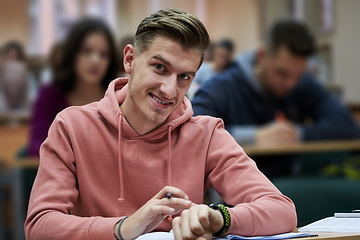 Image showing the student uses a smartwatch in math class