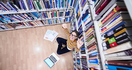 Image showing the student uses a notebook and a school library