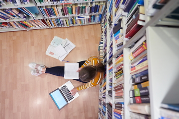 Image showing the student uses a notebook and a school library