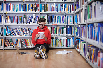 Image showing the students uses a notebook, laptop and a school library