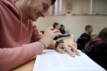 Image showing the student uses a smartwatch in math class