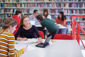 Image showing the student uses a notebook and a school library