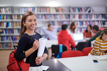 Image showing the student uses a notebook and a school library