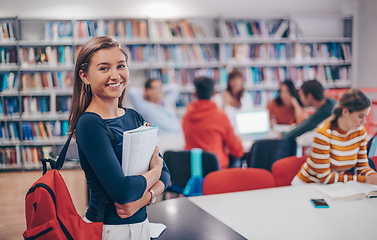 Image showing the student uses a notebook and a school library