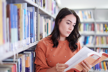 Image showing the student uses a notebook and a school library