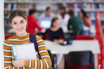 Image showing the student uses a notebook and a school library