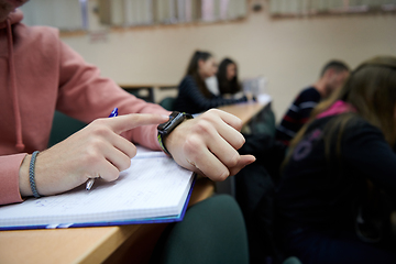 Image showing the student uses a smartwatch in math class