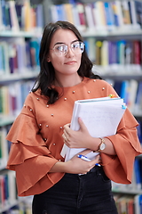 Image showing the student uses a notebook and a school library