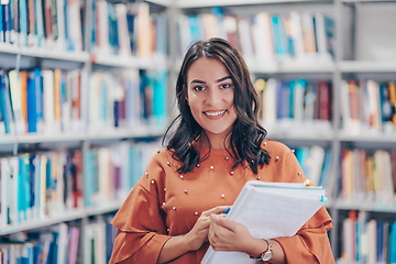 Image showing the student uses a notebook and a school library