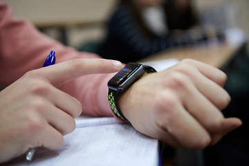 Image showing the student uses a smartwatch in math class