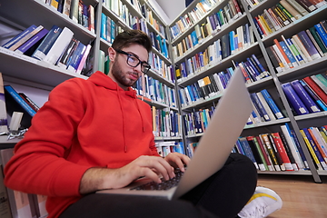 Image showing the students uses a notebook, laptop and a school library