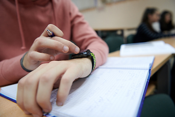 Image showing the student uses a smartwatch in math class