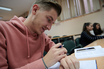 Image showing the student uses a smartwatch in math class