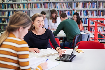 Image showing the student uses a notebook and a school library