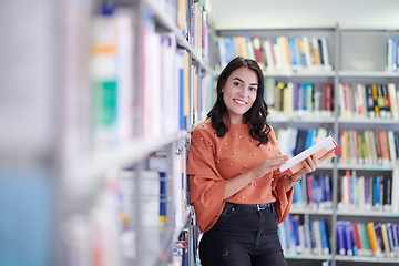 Image showing the student uses a notebook and a school library