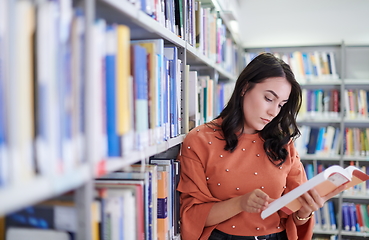 Image showing the student uses a notebook and a school library