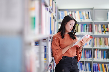 Image showing the student uses a notebook and a school library