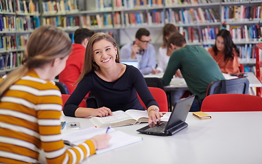 Image showing the student uses a notebook and a school library