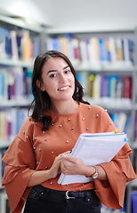 Image showing the student uses a notebook and a school library