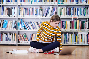 Image showing the student uses a notebook and a school library