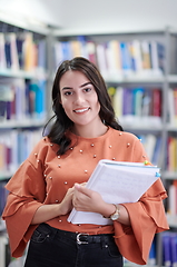 Image showing the student uses a notebook and a school library