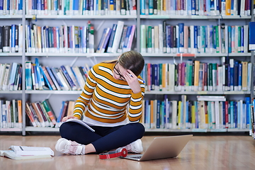 Image showing the student uses a notebook and a school library