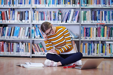 Image showing the student uses a notebook and a school library