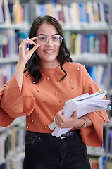 Image showing the student uses a notebook and a school library