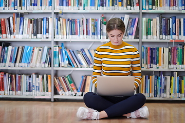 Image showing the student uses a notebook and a school library