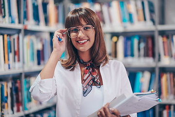 Image showing the student uses a notebook and a school library