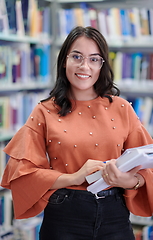 Image showing the student uses a notebook and a school library