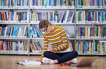 Image showing the student uses a notebook and a school library