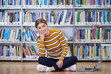 Image showing the student uses a notebook and a school library