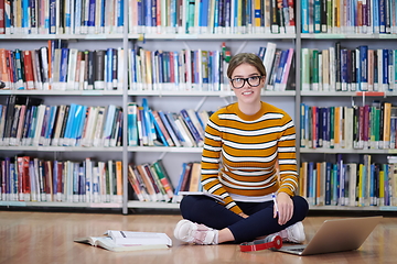 Image showing the student uses a notebook and a school library