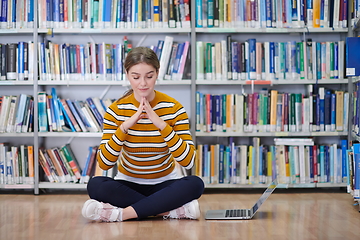 Image showing the student uses a notebook and a school library