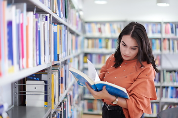 Image showing the student uses a notebook and a school library