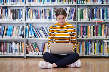 Image showing the student uses a notebook and a school library